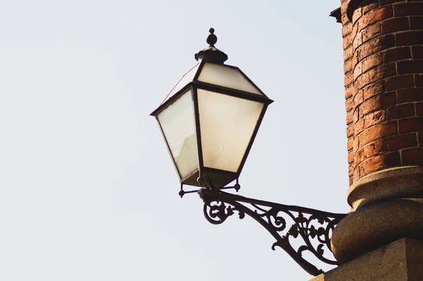 Lâmpada de rua vintage contra o céu. Lanterna retro — Fotografia de Stock