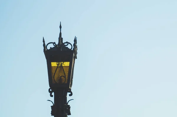 Lámpara de calle vintage contra el cielo. Linterna retro —  Fotos de Stock