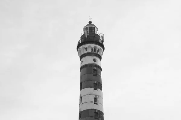 Високий маяк чорно-білий фон — стокове фото