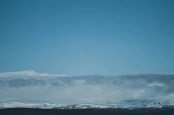 Montanha paisagem fundo. colinas nevadas e floresta — Fotografia de Stock