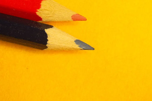 Lápices de colores aislados en amarillo. suministros de dibujo — Foto de Stock