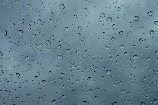 Las gotas de lluvia en la ventana se cierran. gotas de lluvia en la macro de vidrio. gotas de agua cayendo en la ventana. día lluvioso — Foto de Stock