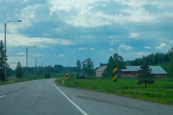 Wide highway. long roadway. road going into the distance — Stock Photo, Image