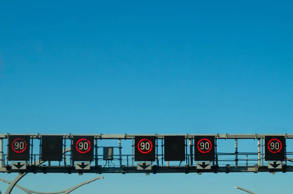 Detalle de la carretera. visión del límite de velocidad en el tablero electrónico — Foto de Stock