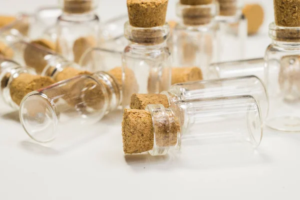 Beyaz izole mantar stoper ile boş küçük şişeler. saydam kaplar. test tüpleri