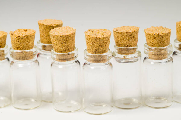 Пустые бутылочки с пробковой пробкой, изолированные на белом. прозрачные контейнеры. пробирки
