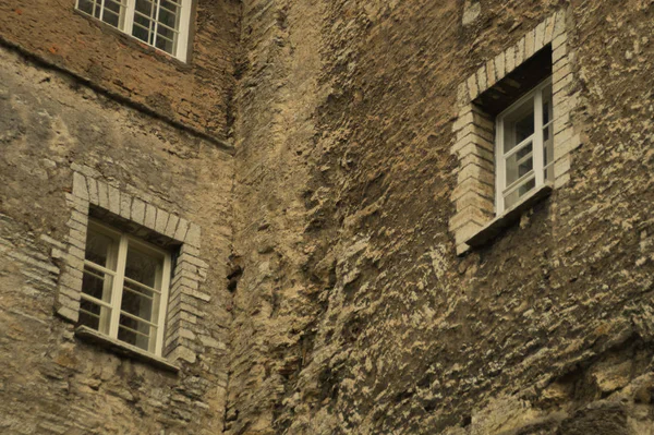 Vieux mur de briques avec fond de fenêtres — Photo