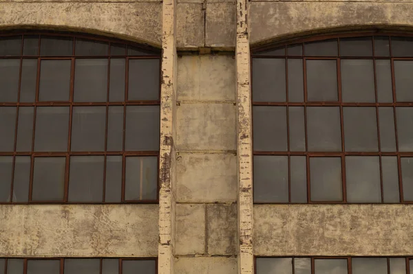 Grandes janelas da fábrica na parede de cimento — Fotografia de Stock