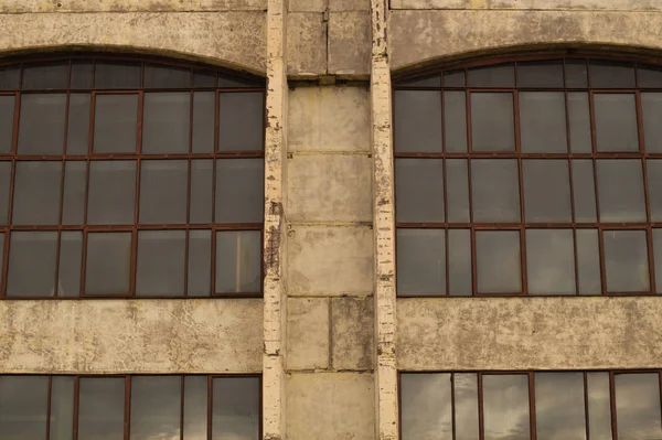 Grandes janelas da fábrica na parede de cimento — Fotografia de Stock