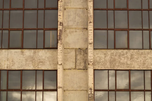 Velká okna továrny na cementové stěně — Stock fotografie