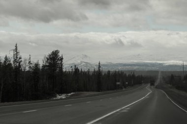 Dağ yolu. dağlarda karayolu. uzun mesafe görünümü ile yol