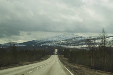 Dağ yolu. dağlarda karayolu. uzun mesafe görünümü ile yol