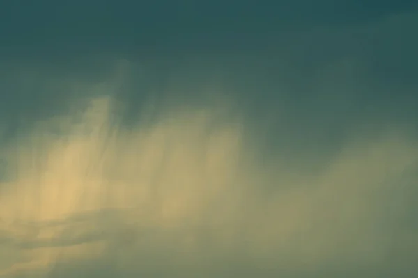 Бирюзовое небо на фоне облаков. абстрактный фон — стоковое фото