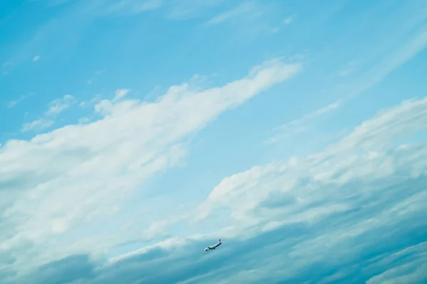 Uçak iniyor. cloudscape ile yolcu uçağı — Stok fotoğraf