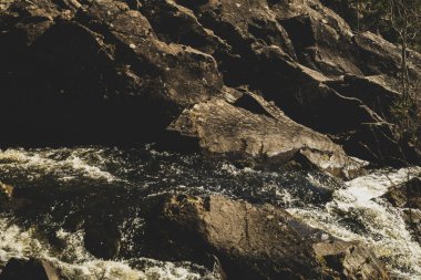 Şelale arka plan. acele dere suyu. kayalık akan nehir