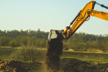 Ekskavatör toprağı kazıyor. inşaat hafriyat ekipmanları nın bir parçası. bir ekskavatör kova ile toprak kazma