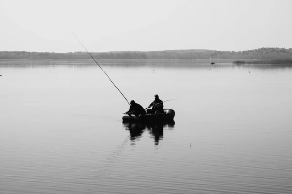 Des pêcheurs attrapent du poisson. silhouette de pêcheurs sur un bateau de pêche — Photo