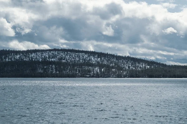 산과 물. 호수와 언덕이 있는 풍경 — 스톡 사진