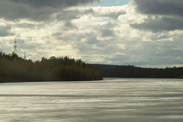 Paysage nocturne avec la surface de l'eau du lac avec la forêt — Photo