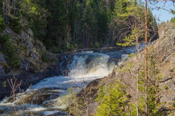 Fond de cascade. ruissellement de l'eau du ruisseau. rivière rocheuse qui coule — Photo