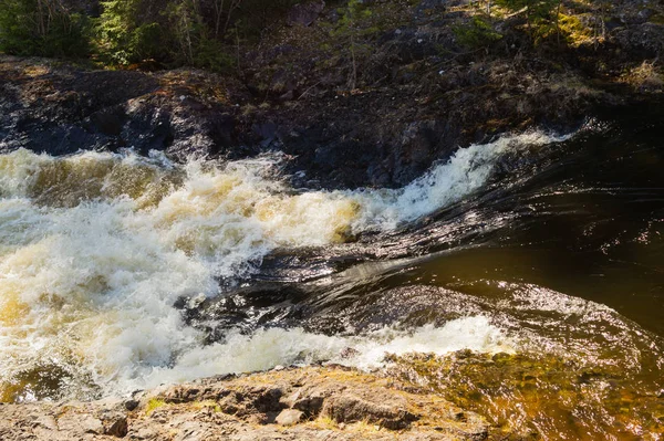 Fond de cascade. ruissellement de l'eau du ruisseau. rivière rocheuse qui coule — Photo