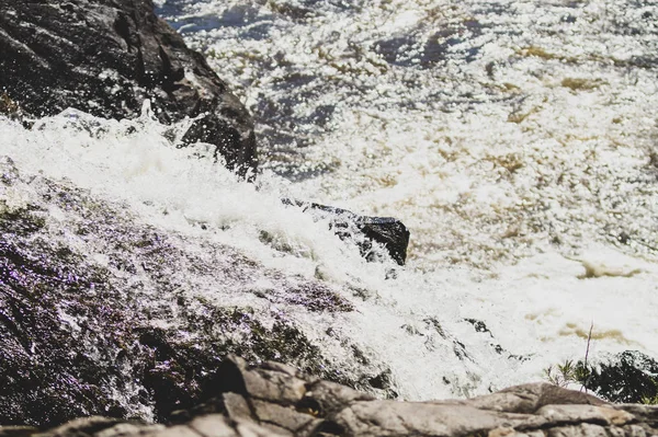 Fundo da cascata. água corrente a correr. rio rochoso — Fotografia de Stock
