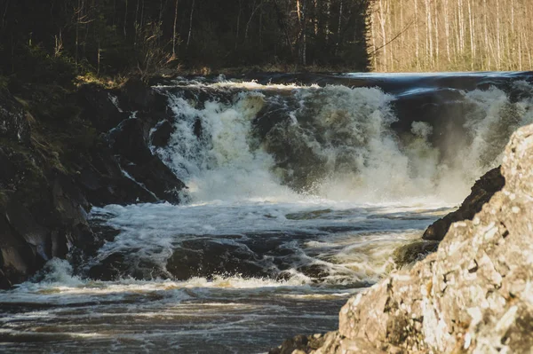 Fond de cascade. ruissellement de l'eau du ruisseau. rivière rocheuse qui coule — Photo