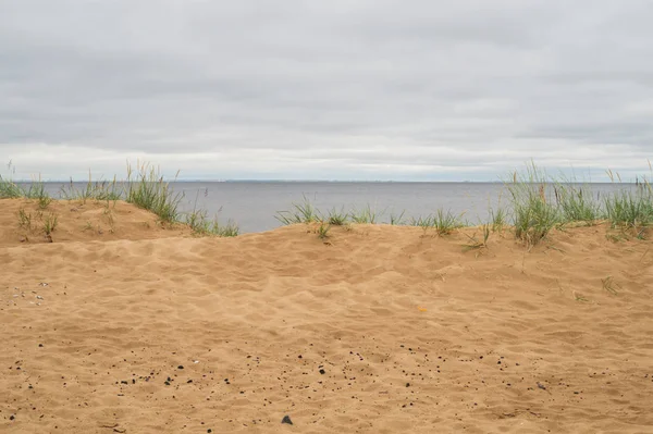 Песчаный пляж в заливе под облачным небом — стоковое фото