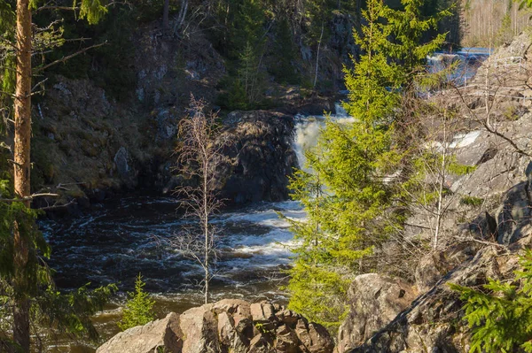 Fond de cascade. ruissellement de l'eau du ruisseau. rivière rocheuse qui coule — Photo