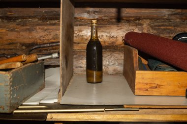 Atölyede teknik sıvı ile eski cam şişe