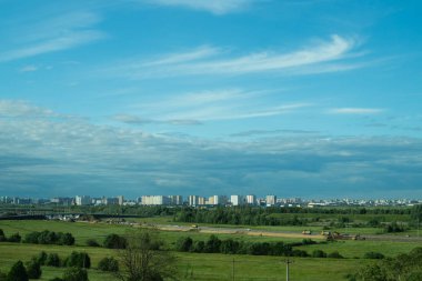 Şehir şehir manzarası panoramik. binalar ile ufuk çizgisi. şehir ve orman ile manzara. bir mesafe içine şehir