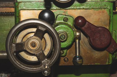Eski torna. paslı makinenin detay. metal mekanizma. vintage metal işleme makinesi yakın. endüstriyel arka plan