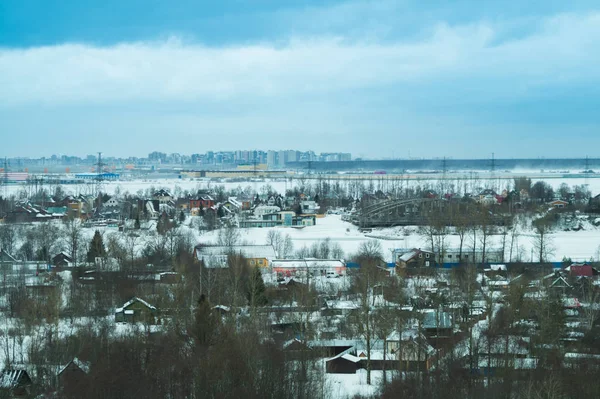 A neve cobriu casas com os jardins no inverno. casas de madeira na vista aérea da floresta. paisagem rural — Fotografia de Stock
