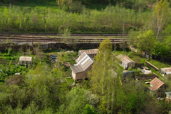 Huis met de tuin in de buurt van spoorlijnen. houten huis in het bos antenne. landelijk landschap — Stockfoto