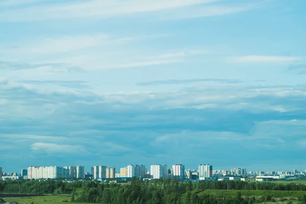 Міський міський пейзажний панорамний вид. лінія горизонту з будівлями. краєвид з містом і лісом. місто на відстані — стокове фото