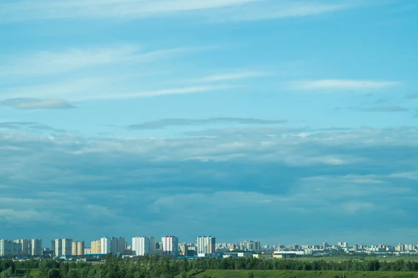 Vista panorâmica da paisagem urbana. linha de horizonte com edifícios. paisagem com cidade e floresta. cidade a uma distância — Fotografia de Stock