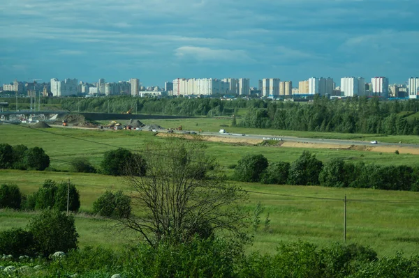 Vista panorâmica da paisagem urbana. linha de horizonte com edifícios. paisagem com cidade e floresta. cidade a uma distância — Fotografia de Stock