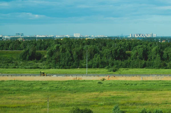 Міський міський пейзажний панорамний вид. лінія горизонту з будівлями. краєвид з містом і лісом. місто на відстані — стокове фото