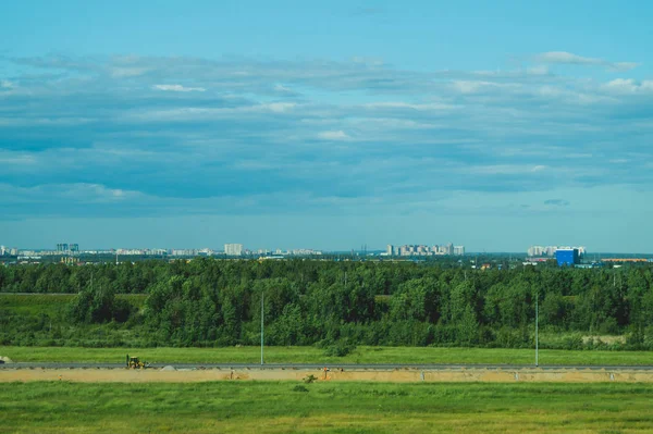 Vista panorâmica da paisagem urbana. linha de horizonte com edifícios. paisagem com cidade e floresta. cidade a uma distância — Fotografia de Stock