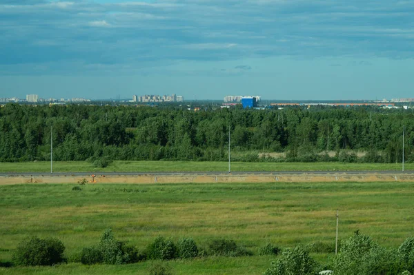 Міський міський пейзажний панорамний вид. лінія горизонту з будівлями. краєвид з містом і лісом. місто на відстані — стокове фото