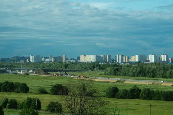 Vista panorâmica da paisagem urbana. linha de horizonte com edifícios. paisagem com cidade e floresta. cidade a uma distância — Fotografia de Stock