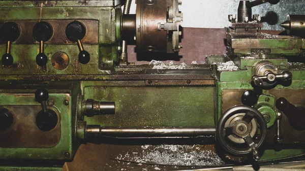Torno viejo. detalle de la máquina oxidada. mecanismo de metal. máquina metalúrgica vintage de cerca. antecedentes industriales —  Fotos de Stock