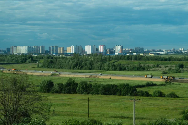 Vista panorâmica da paisagem urbana. linha de horizonte com edifícios. paisagem com cidade e floresta. cidade a uma distância — Fotografia de Stock