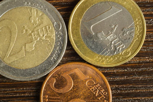 Монети євро на дерев'яному фоні. європейські гроші — стокове фото