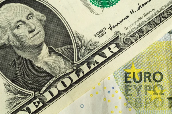 Долар і євро крупним планом. фінансове тло з американськими та європейськими банкнотами — стокове фото