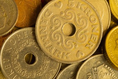 Çeşitli ülkelerin sikkeleri. farklı mezhepler ve farklı ülkelerin metal sikkeler. finans arka plan
