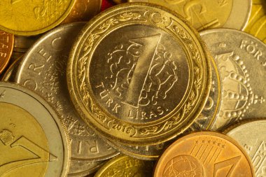 Çeşitli ülkelerin sikkeleri. farklı mezhepler ve farklı ülkelerin metal sikkeler. finans arka plan