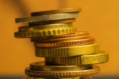 Kararsız farklı madeni para yığını yakın