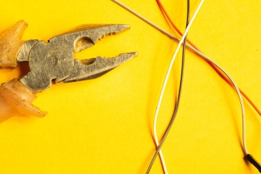 Sarı arka plan üzerinde çerçeveler ve renkli teller. çalışma aracı