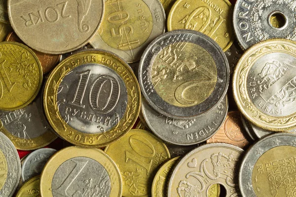 Монети різних країн. металеві монети різних конфесій і різних країн. фінансовий фон — стокове фото